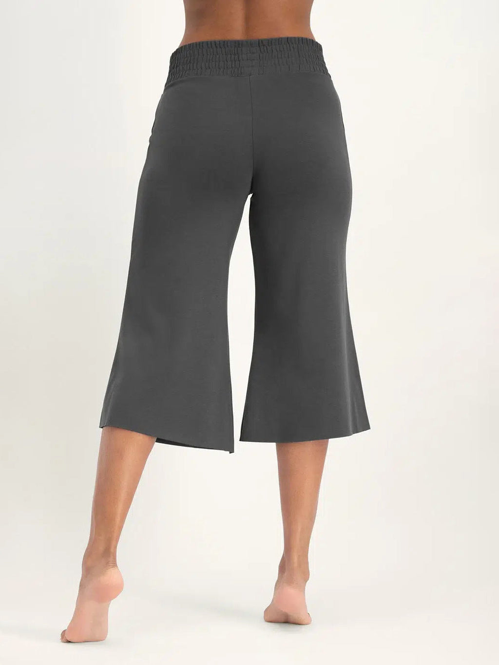Urban Goddess Flow Capri Yoga Pants - Ash